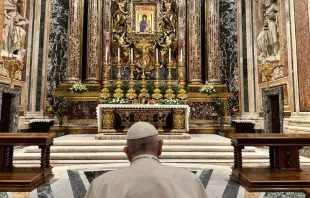 El Papa Francisco visita la Basílica de Santa María la Mayor tras su viaje apostólico a África 2023. Crédito: Vatican Media 