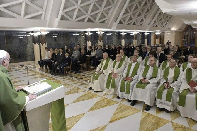 Un hombre o una mujer con el corazón débil son personas acabadas, señala el Papa