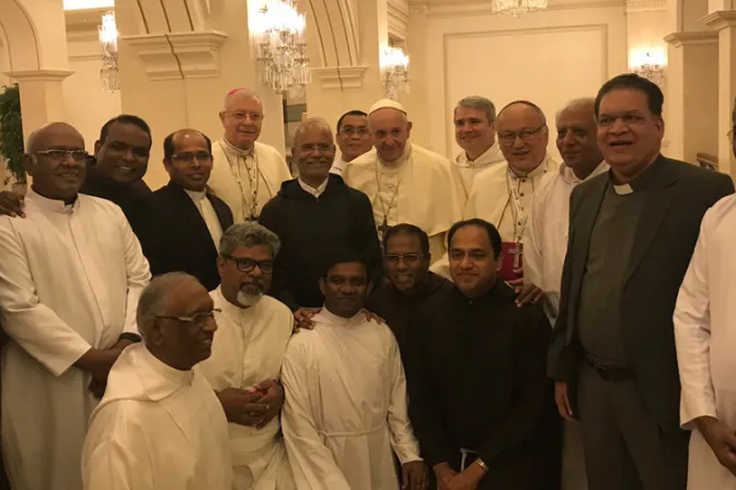 El Papa Francisco saluda a algunos religiosos de Abu Dhabi