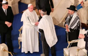 El Papa saluda al Rabino Jefe de Roma en la sinagoga de Roma. Foto: Daniel Ibáñez / ACI Prensa 