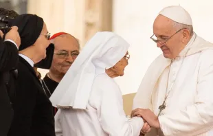 El Papa Francisco con sor María Concetta Esu. Foto: Lucia Ballester / ACI Prensa 