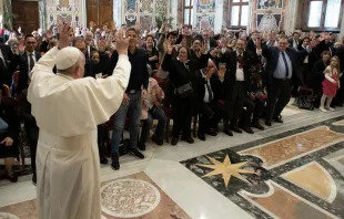 El Papa Francisco recibe delegación de sordos en el Vaticano. Foto: Vatican Media 