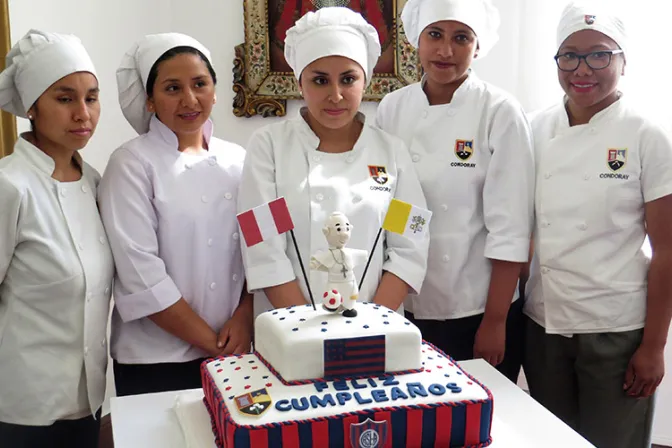 Jóvenes regalan al Papa una torta inspirada en el equipo de futbol “de sus amores” [FOTOS]