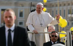 El Papa saluda a los fieles durante la Audiencia. Foto: Lucía Ballester / ACI Prensa 