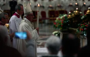 El Papa durante la Vigilia Pascual. Foto: Daniel Ibáñez / ACI Prensa 