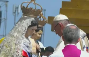 El Papa Francisco corona a la Virgen del Carmen de la Tirana / Foto: Captura YouTube 