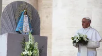 Papa Francisco junto a imagen de la Virgen de Luján. Foto: Stephen Driscoll / ACI Prensa
