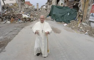 El Papa durante su visita a la zona golpeada por el terremoto en Italia en 2016. Foto: L'Osservatore Romano 