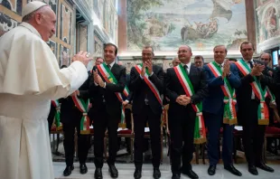 El Papa Francisco con los alcaldes. Foto: L'Osservatore Romano 