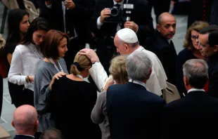 El Papa saluda a familiares de las víctimas del ataque terrorista en Niza. Foto: Daniel Ibáñez / ACI Prensa 