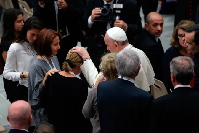 El Papa se reúne con víctimas del ataque en Niza: Debemos responder con perdón y amor 