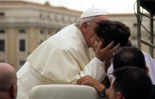 El Papa Francisco saluda a un niño durante la Audiencia. Foto: Marina Testino / ACI Prensa 