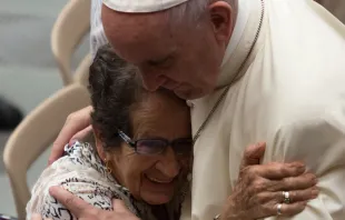 El Papa abraza a un peregrino durante la Audiencia General. Foto: Daniel Ibáñez / ACI Prensa 