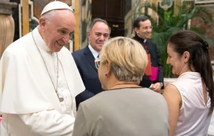 El Papa saluda a algunos artistas ambulantes. Foto: L'Osservatore Romano 