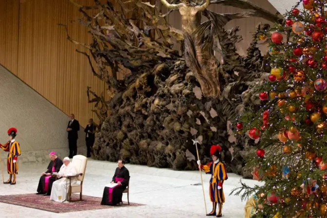 El Papa critica a los que quieren borrar el significado de la Navidad y marginar la fe