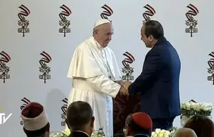 El Papa saluda al Presidente de Egipto. Foto: Captura Youtube 
