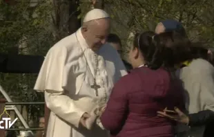 El Papa recibe algunos regalos. Foto: Captura Youtube 