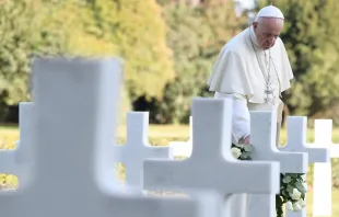El Papa Francisco en el cementerio norteamericano de Neptuno. Foto: L'Osservatore Romano 