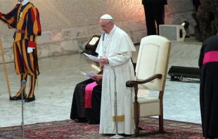 El Papa dirige su discurso en el encuentro. Foto: Martha Calderón / ACI Prensa 
