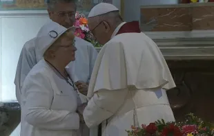 La hermana del P. Jacques Hamel saluda al Papa. Foto: Captura Youtube 
