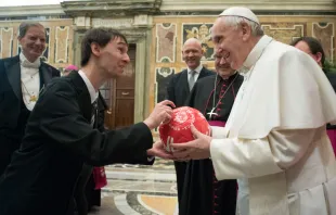 El Papa saluda a uno de los deportistas. Foto: L'Osservatore Romano 