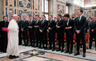 El Papa saluda a los jugadores del equipo alemán. Foto: L'Osservatore Romano 