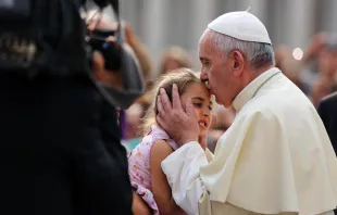 El Papa saluda a una niña discapacitada. Foto: Daniel Ibáñez / ACI Prensa 