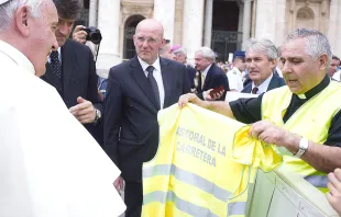 P. Josu00e9 Aumentu00e9 entrega un chaleco reflectante de la Pastoral de la Carretera al Papa Francisco. Foto: P. Josu00e9 Aumentu00e9. 