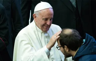 El Papa saluda a un peregrino en la Audiencia. Foto: Lucía Ballester / ACI Prensa 
