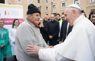 El Papa saluda a uno de los pobres que se encontraba en el  hospital improvisado. Foto: L'Osservatore Romano 