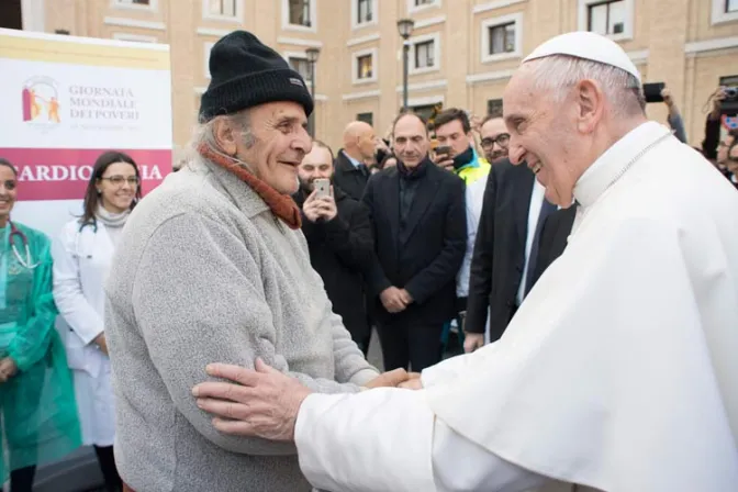 El Papa sorprende a pobres y visita hospital de campaña improvisado en San Pedro [VIDEO]