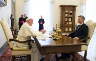 El Papa y el Presidente de Argentina durante la audiencia. Foto: L'Osservatore Romano 