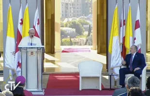 El Papa y el Presidente de Georgia durante el discurso. Foto: Captura Youtube 