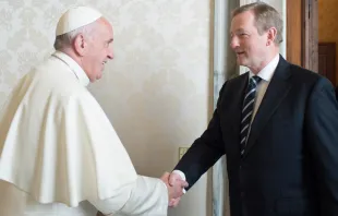 El Papa saluda al Presidente de Irlanda. Foto: L'Osservatore Romano 