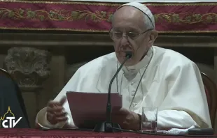 El Papa durante su discurso a los sacerdotes y religiosos en la catedral de Milán. foto: Captura Youtube 