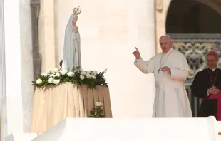 El Papa junto a la Virgen de Fátima. Foto: Daniel Ibáñez / ACI Prensa 