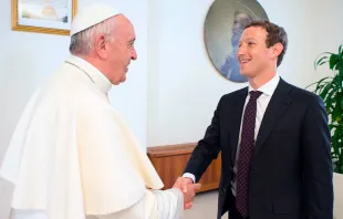 El Papa y Zuckerberg se saludan en la audiencia privada. Foto: L'Osservatore Romano 