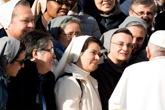 ¿En el Calvario nos permitiríamos tomar fotografías y hacer espectáculo?, pregunta el Papa