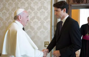 El Papa saluda al Primer Ministro de Canadá. Foto: L'Osservatore Romano 