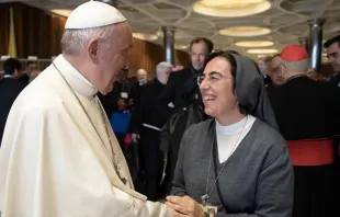 Papa Francisco con Sor Alessandra Smerilli FMA en 2018. Foto: Vatican Media  