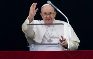 El Papa Francisco saluda tras el Ángelus de este domingo. Crédito: Vatican Media 