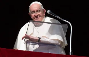 El Papa Francisco durante el Ángelus. Crédito: Vatican Media 