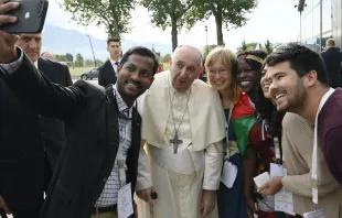 Imagen referencial del Papa con jóvenes de diferentes nacionalidades. Crédito: Vatican Media 