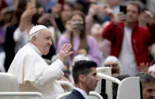 El Papa Francisco en la Audiencia General del 4 de mayo. Crédito: Daniel Ibáñez/ACI Prensa 