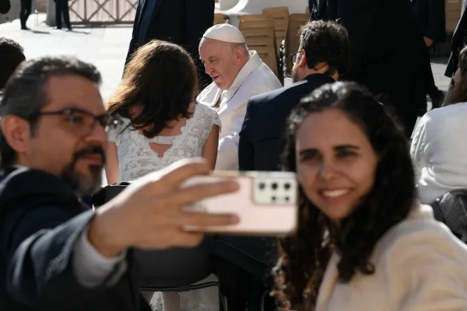 “No os canséis de hablar de vuestra fe a los hijos”, pide el Papa a los padres