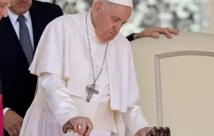 El Papa Francisco camina con bastón. Foto referencial. Crédito: Aci Prensa 