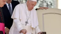 El Papa Francisco camina con bastón. Foto referencial. Crédito: Aci Prensa
