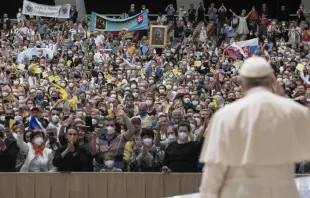 Papa Francisco con peregrinos de Eslovaquia en el Vaticano. Foto: Vatican Media 