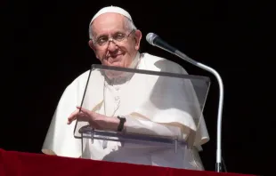 El Papa Francisco durante el Ángelus de este martes. Crédito: Vatican Media 