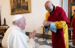 Papa Francisco con líderes budistas de Mongolia. Crédito: Vatican Media 